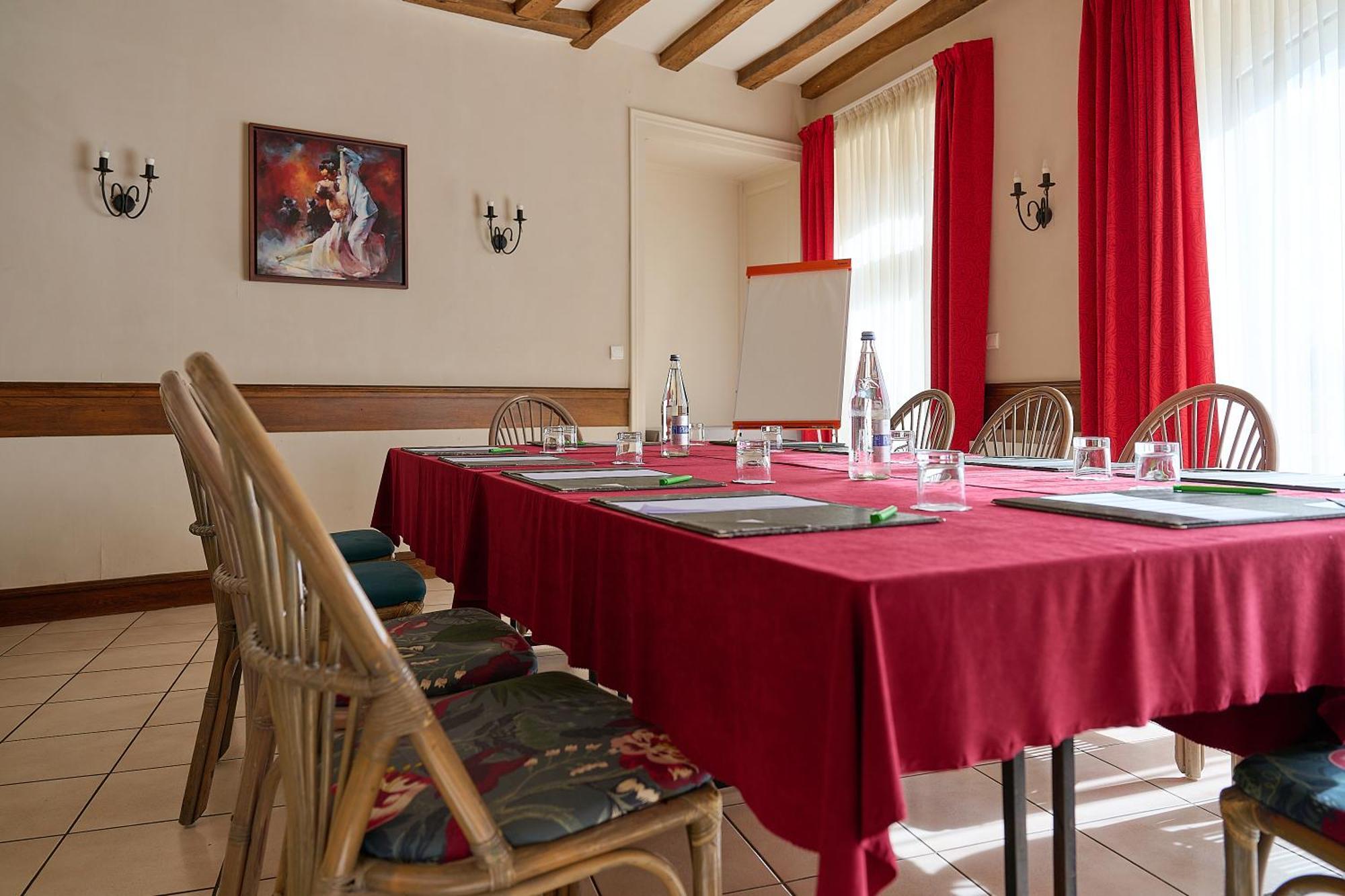 Logis L'Ermitage Hotel & Restaurant Saulges Экстерьер фото