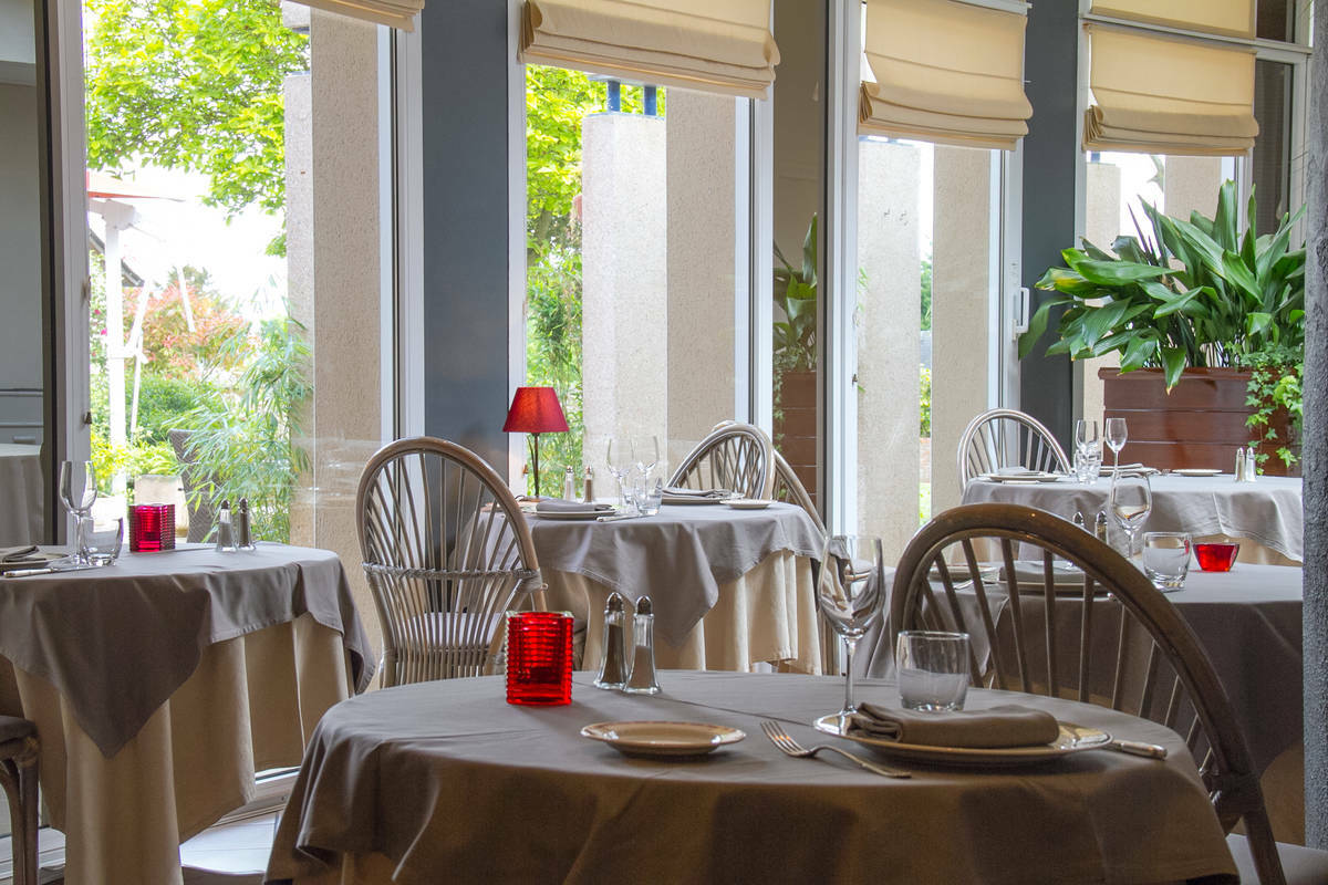 Logis L'Ermitage Hotel & Restaurant Saulges Экстерьер фото